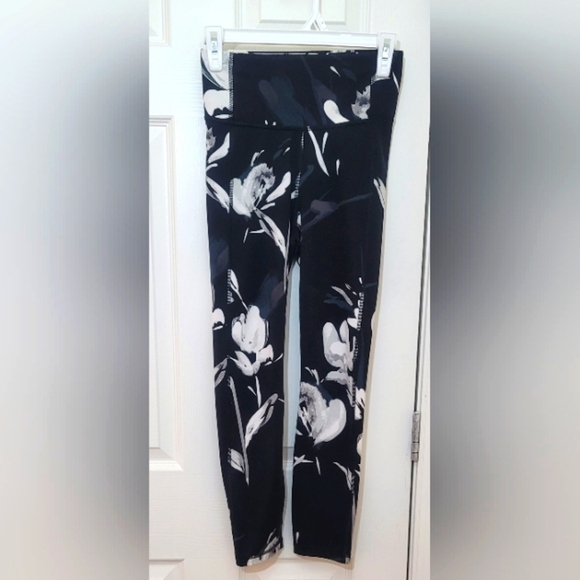 All In Motion Women's Black White Floral Running Workout Leggings - Picture 6 of 7